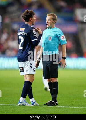 Arbitre Gavin Ward pendant le match de championnat de Sky Bet au stade Swansea.com, Swansea. Date de la photo: Mardi 16 août 2022. Banque D'Images