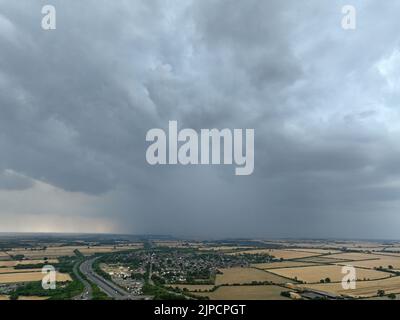 Peterborough, Royaume-Uni. 16th août 2022. Des nuages de pluie sombres commencent enfin à apparaître au-dessus de la campagne de Cambridgeshire, au sud de Peterborough. Bien que de nombreuses régions du pays commencent à voir de fortes pluies, il n'a pas frappé Cambridgeshire dans une quantité significative, et il n'y a actuellement aucune interdiction d'hospe dans la région de l'eau Anglian, Peterborough, Cambridgeshire, Royaume-Uni, on 16 août, 2022 crédit : Paul Marriott/Alay Live News Banque D'Images