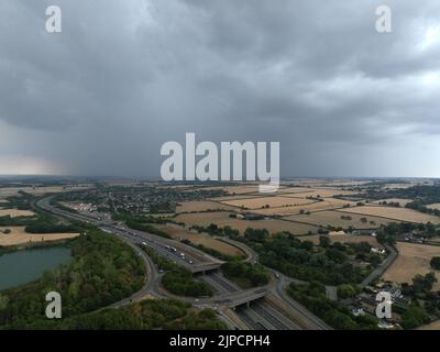 Peterborough, Royaume-Uni. 16th août 2022. Des nuages de pluie sombres commencent enfin à apparaître au-dessus de la campagne de Cambridgeshire, au sud de Peterborough. Bien que de nombreuses régions du pays commencent à voir de fortes pluies, il n'a pas frappé Cambridgeshire dans une quantité significative, et il n'y a actuellement aucune interdiction d'hospe dans la région de l'eau Anglian, Peterborough, Cambridgeshire, Royaume-Uni, on 16 août, 2022 crédit : Paul Marriott/Alay Live News Banque D'Images