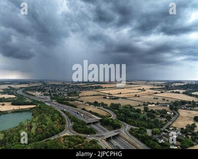 Peterborough, Royaume-Uni. 16th août 2022. Des nuages de pluie sombres commencent enfin à apparaître au-dessus de la campagne de Cambridgeshire, au sud de Peterborough. Bien que de nombreuses régions du pays commencent à voir de fortes pluies, il n'a pas frappé Cambridgeshire dans une quantité significative, et il n'y a actuellement aucune interdiction d'hospe dans la région de l'eau Anglian, Peterborough, Cambridgeshire, Royaume-Uni, on 16 août, 2022 crédit : Paul Marriott/Alay Live News Banque D'Images