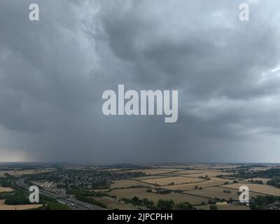 Peterborough, Royaume-Uni. 16th août 2022. Des nuages de pluie sombres commencent enfin à apparaître au-dessus de la campagne de Cambridgeshire, au sud de Peterborough. Bien que de nombreuses régions du pays commencent à voir de fortes pluies, il n'a pas frappé Cambridgeshire dans une quantité significative, et il n'y a actuellement aucune interdiction d'hospe dans la région de l'eau Anglian, Peterborough, Cambridgeshire, Royaume-Uni, on 16 août, 2022 crédit : Paul Marriott/Alay Live News Banque D'Images