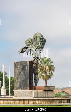 Badajoz, Espagne - 09 07 2022: Regardez la sculpture la plus grande des trois poètes au rond-point Autonomy Bridge. Par le sculpteur Luis Martinez Giraldo Banque D'Images