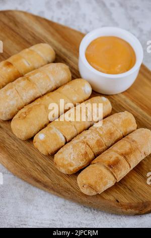 Tequeños frits, doigts farcis au fromage artisanal salé, cuisine typiquement vénézuélienne et latino-américaine Banque D'Images