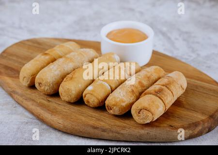 Tequeños frits, doigts farcis au fromage artisanal salé, cuisine typiquement vénézuélienne et latino-américaine Banque D'Images