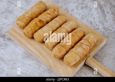 Tequeños frits, doigts farcis au fromage artisanal salé, cuisine typiquement vénézuélienne et latino-américaine Banque D'Images