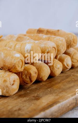 Tequeños frits, doigts farcis au fromage artisanal salé, cuisine typiquement vénézuélienne et latino-américaine Banque D'Images