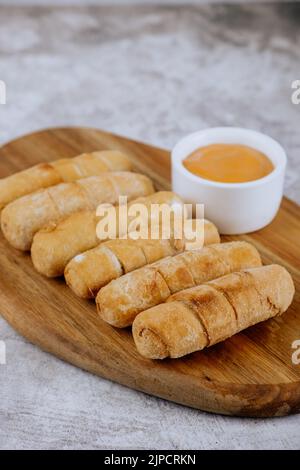 Tequeños frits, doigts farcis au fromage artisanal salé, cuisine typiquement vénézuélienne et latino-américaine Banque D'Images