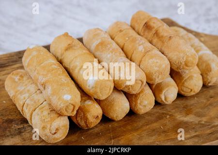 Tequeños frits, doigts farcis au fromage artisanal salé, cuisine typiquement vénézuélienne et latino-américaine Banque D'Images