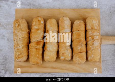 Tequeños frits, doigts farcis au fromage artisanal salé, cuisine typiquement vénézuélienne et latino-américaine Banque D'Images