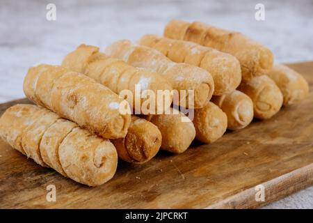 Tequeños frits, doigts farcis au fromage artisanal salé, cuisine typiquement vénézuélienne et latino-américaine Banque D'Images