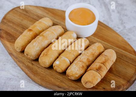Tequeños frits, doigts farcis au fromage artisanal salé, cuisine typiquement vénézuélienne et latino-américaine Banque D'Images