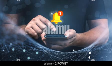 notification push. smartphone avec sonnerie jaune virtuelle pour le concept d'alerte de notification d'application. Homme tenant le téléphone et touchant avec virtuel Banque D'Images
