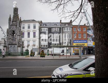 CORK, IRLANDE. 04 AVRIL 2022. Le vieux chappel dans le centre-ville. Bannière sur le mur avec le texte nous sommes avec vous Ukraine. Les gens qui marchent autour Banque D'Images