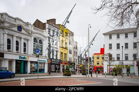 CORK, IRLANDE. 04 AVRIL 2022. Place Grand Parade. Vieille ville. Boutiques et restaurantsArchitecture traditionnelle et personnes marchant dans les environs. Banque D'Images