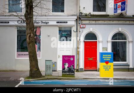 CORK, IRLANDE. 04 AVRIL 2022. Vieille ville. Bannière sur la rue avec le drapeau ukrainien et texte Bienvenue à Cork. Centre de soutien ukrainien. Banque D'Images
