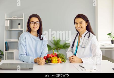 Diététiste professionnelle ou nutritionniste donnant la consultation sur les aliments sains à la jeune femme Banque D'Images