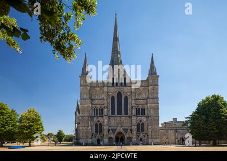 Après-midi d'été à la cathédrale de Salisbury, Wiltshire, Angleterre. Banque D'Images