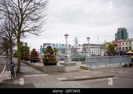 CORK, IRLANDE. 04 AVRIL 2022. Vue sur l'hôtel de ville depuis le remblai. Banque D'Images