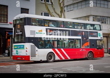 CORK, IRLANDE. 04 AVRIL 2022. Bus irlandais traditionnel de deux étages dans la rue. Vieille ville. Banque D'Images