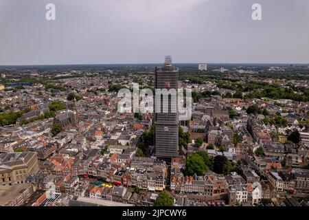 Centre-ville médiéval hollandais d'Utrecht avec antenne avec église cathédrale dans un échafaudage dominant la ville éclairé par la lumière du soleil tôt le matin. Banque D'Images