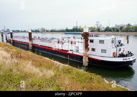 Mannheim, Allemagne. 17th août 2022. Un pétrolier à gaz nommé « Gas 79 » est ancré sur le Rhin, devant l'usine de la société chimique BASF. Credit: Uwe Anspach/dpa/Alamy Live News Banque D'Images