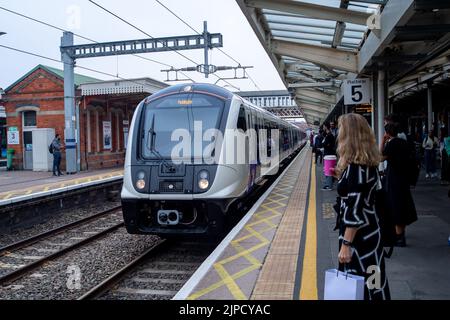 Slough, Berkshire, Royaume-Uni. 17th août 2022. Les personnes qui voyagent à bord d'un train Elizabeth Line à la gare de Slough jusqu'à London Paddington. Les conducteurs de train seront de nouveau en grève demain dans le cadre d'un conflit sur la paie et la fermeture prévue des bureaux de billetterie. Crédit : Maureen McLean/Alay Live News Banque D'Images