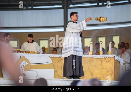 Incensation des fidèles pendant la messe du soir présidée par le Père. Miljenko Šteko pendant Mladifest – le festival de la jeunesse – à Medjugorje. Banque D'Images