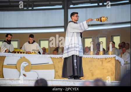 Incensation des fidèles pendant la messe du soir présidée par le Père. Miljenko Šteko pendant Mladifest – le festival de la jeunesse – à Medjugorje. Banque D'Images