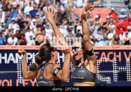 Munich, Allemagne. 17th août 2022. Championnats d'Europe, Championnat d'Europe, volley-ball/plage, doubles, femmes, Königsplatz, Müllert/Tillmann (Allemagne) - Malvarez/Moreno (Espagne) : Kira Walkenhorst (l) et Louisa Lippmann célèbrent leur victoire en Allemagne. Credit: Angelika Warmuth/dpa/Alamy Live News Banque D'Images