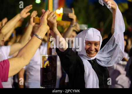 A nonne, entre autres, dansant et chantant des chansons chrétiennes pendant Mladifest 2021 – le festival de la jeunesse – à Medjugorje. Banque D'Images