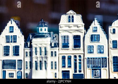 Amsterdam, pays-bas - 18 septembre 2020. KLM Houses - collection des maisons bleues de Delft remplies de gin comme souvenir de Hollande. Banque D'Images