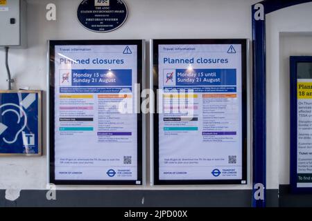 Slough, Berkshire, Royaume-Uni. 17th août 2022. Fermeture prévue des avis de grève du métro de Londres. Crédit : Maureen McLean/Alay Live News Banque D'Images