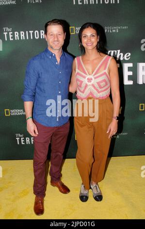 Ben McKenzie et Morena Baccarin assistent à la première du film « The Territory » à Tavern on the Green à New York, NY on 16 août 2022. (Photo ? Par Efren Landaos/Sipa USA) Banque D'Images