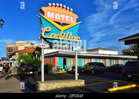 Chutes du Niagara, Canada - 13 août 2022 : le Cadillac est un motel chic rétro qui rappelle les auberges de bord de route des années 50 et 60 sur la rue Ferry en bas Banque D'Images