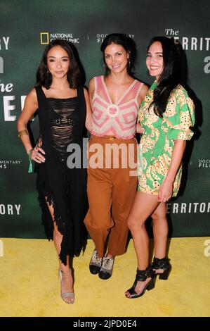 Vitoria Setta, Morena Baccarin et un invité assistent à la première du film « The Territory » à Tavern on the Green à New York, NY on 16 août 2022. (Photo ? Par Efren Landaos/Sipa USA) Banque D'Images