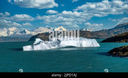 D'énormes blocs de glace flottent dans le lac Argentino sous un ciel nuageux Banque D'Images