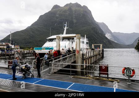 Passagers de croisière à bord du bateau de croisière, Lady of the Sound of Red Ferries à Milford Wharf sur Milford Sound, parc national Fiordland, South Islan Banque D'Images