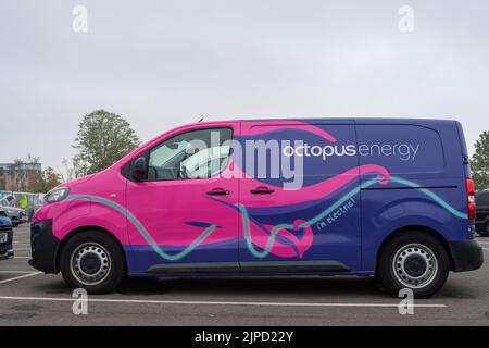 Slough, Berkshire, Royaume-Uni. 17th août 2022. Une fourgonnette électrique Octopus Energy garée à Slough. Fournisseur de services publics Octopus Energy, sont l'une des entreprises d'utilités qui seraient en arrière-plan pour geler le coût du gaz et de l'électricité au cours des deux prochaines années. De nombreux consommateurs sont très inquiets de la hausse des prix du gaz et de l'électricité. Crédit : Maureen McLean/Alay Live News Banque D'Images