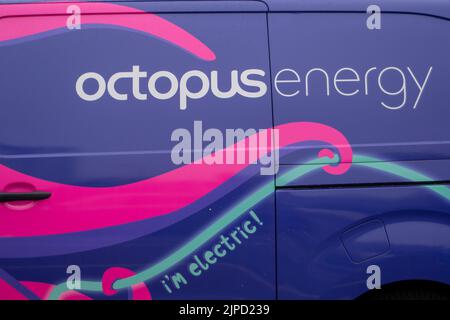 Slough, Berkshire, Royaume-Uni. 17th août 2022. Une fourgonnette électrique Octopus Energy garée à Slough. Fournisseur de services publics Octopus Energy, sont l'une des entreprises d'utilités qui seraient en arrière-plan pour geler le coût du gaz et de l'électricité au cours des deux prochaines années. De nombreux consommateurs sont très inquiets de la hausse des prix du gaz et de l'électricité. Crédit : Maureen McLean/Alay Live News Banque D'Images