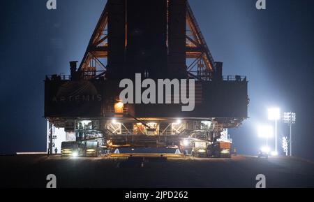 Floride. ÉTATS-UNIS, 16/08/2022, la fusée SLS (Space Launch System) de la NASA à bord de l'engin spatial Orion est vue au-dessus du lanceur mobile lorsqu'elle a roulé sur la rampe de lancement 39B par Crawler-transporter 2, le mercredi 17 août 2022, au Kennedy Space Center de la NASA en Floride. La mission Artemis I de la NASA est le premier test intégré des systèmes d'exploration spatiale profonde de l'agence : l'engin spatial Orion, la fusée SLS et les systèmes de soutien au sol. Le lancement de l'essai en vol sans équipage est prévu au plus tard le 29 août 2022. Crédit obligatoire : Joel Kowsky/NASA via CNP/MediaPunch Banque D'Images