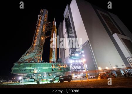 Floride. ÉTATS-UNIS, 16/08/2022, la fusée SLS (Space Launch System) de la NASA à bord de l'engin spatial Orion est vue au sommet d'un lanceur mobile lorsqu'elle sort du bâtiment d'assemblage de véhicules pour lancer le Pad 39B, le mardi 16 août 2022, au Kennedy Space Center de la NASA en Floride. La mission Artemis I de la NASA est le premier test intégré des systèmes d'exploration spatiale profonde de l'agence : l'engin spatial Orion, la fusée SLS et les systèmes de soutien au sol. Le lancement de l'essai en vol sans équipage est prévu au plus tard le 29 août 2022. Crédit obligatoire : Joel Kowsky/NASA via CNP/MediaPunch Banque D'Images