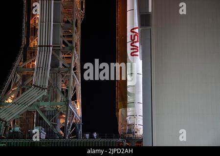 Floride. ÉTATS-UNIS, 16/08/2022, la fusée SLS (Space Launch System) de la NASA à bord de l'engin spatial Orion est vue au sommet d'un lanceur mobile lorsqu'elle sort du bâtiment d'assemblage de véhicules pour lancer le complexe 39B, le mardi 16 août 2022, au Kennedy Space Center de la NASA en Floride. La mission Artemis I de la NASA est le premier test intégré des systèmes d'exploration spatiale profonde de l'agence : l'engin spatial Orion, la fusée SLS et les systèmes de soutien au sol. Le lancement de l'essai en vol sans équipage est prévu au plus tard le 29 août 2022. Crédit obligatoire : Joel Kowsky/NASA via CNP/MediaPunch Banque D'Images