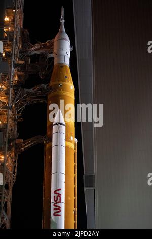 Floride. ÉTATS-UNIS, 16/08/2022, la fusée SLS (Space Launch System) de la NASA à bord de l'engin spatial Orion est vue au sommet d'un lanceur mobile lorsqu'elle sort du bâtiment d'assemblage de véhicules pour lancer le Pad 39B, le mardi 16 août 2022, au Kennedy Space Center de la NASA en Floride. La mission Artemis I de la NASA est le premier test intégré des systèmes d'exploration spatiale profonde de l'agence : l'engin spatial Orion, la fusée SLS et les systèmes de soutien au sol. Le lancement de l'essai en vol sans équipage est prévu au plus tard le 29 août 2022. Crédit obligatoire : Joel Kowsky/NASA via CNP/MediaPunch Banque D'Images