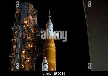 Floride. ÉTATS-UNIS, 16/08/2022, la fusée SLS (Space Launch System) de la NASA à bord de l'engin spatial Orion est vue au sommet d'un lanceur mobile alors que le bras d'accès de l'équipage est basculé en position de déploiement sur Launch Pad 39B, le mardi 16 août 2022, au Kennedy Space Center de la NASA en Floride. La mission Artemis I de la NASA est le premier test intégré des systèmes d'exploration spatiale profonde de l'agence : l'engin spatial Orion, la fusée SLS et les systèmes de soutien au sol. Le lancement de l'essai en vol sans équipage est prévu au plus tard le 29 août 2022. Crédit obligatoire : Joel Kowsky/NASA via CNP/MediaPunch Banque D'Images