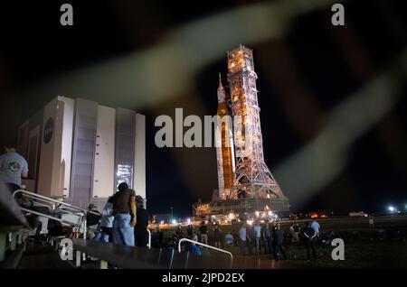 Floride. ÉTATS-UNIS, 16/08/2022, invités et employés de la NASA regardent comme la fusée SLS (Space Launch System) de la NASA avec le vaisseau spatial Orion est déployée à bord du bâtiment d'assemblage de véhicules jusqu'au Launch Pad 39B, le mardi 16 août 2022, au Kennedy Space Center de la NASA en Floride. L'essai en vol Artemis I de la NASA est le premier essai intégré des systèmes d'exploration spatiale profonde de l'agence : l'engin spatial Orion, la fusée SLS et les systèmes de soutien au sol. Le lancement de l'essai en vol sans équipage est prévu au plus tard le 29 août 2022. Crédit obligatoire : Joel Kowsky/NASA via CNP/MediaPunch Banque D'Images