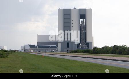 Floride. ÉTATS-UNIS, 16/08/2022, le lanceur mobile avec la fusée SLS (Space Launch System) de la NASA et l'engin spatial Orion est vu à l'intérieur du bâtiment d'assemblage de véhicules après l'ouverture des portes avant de se déployer à Launch Pad 39B, le mardi 16 août 2022, au Kennedy Space Center de la NASA en Floride. L'essai en vol Artemis I de la NASA est le premier essai intégré des systèmes d'exploration spatiale profonde de l'agence : l'engin spatial Orion, la fusée SLS et les systèmes de soutien au sol. Le lancement de l'essai en vol non crewed est prévu au plus tôt le 29 août 2022. Crédit obligatoire : Joel Kowsky Banque D'Images