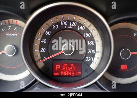 Mise au point sélective d'un tableau de bord de voiture ensemble de détails d'un véhicule de stationnement et le moteur est allumé, compteur de vitesse, tours de régime par minute, compteur d'essence et Banque D'Images