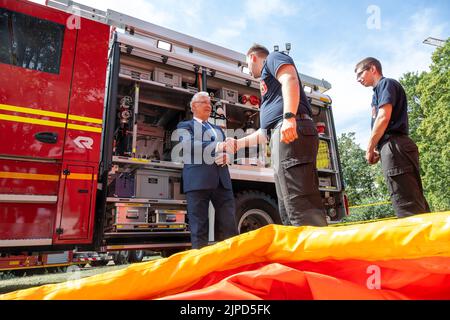 Munich, Allemagne. 17th août 2022. Joachim Herrmann, ministre d'État à l'intérieur, aux Sports et à l'intégration (CSU), participe à une conférence de presse sur le contrôle des catastrophes. Lors de l'événement, Herrmann a souligné ce qui est important pour une protection efficace contre les catastrophes en Bavière, quels nouveaux plans sont en cours d'élaboration et quelles attentes sont placées sur le gouvernement fédéral. Credit: Peter Kneffel/dpa/Alay Live News Banque D'Images