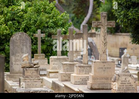 La pierre traverse le cimetière de Ta' Braxia. Pieta, Malte. Banque D'Images