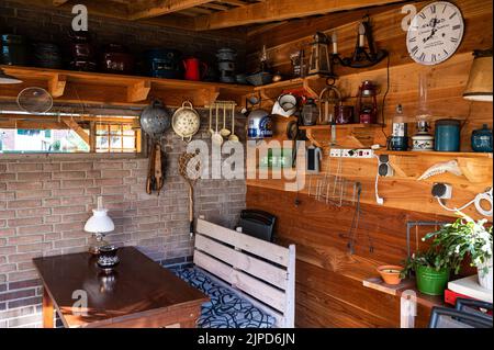 Stroe, Gelderland, pays-Bas, 07 12 2022 - intérieur en bois d'un abri de jardin fait soi-même Banque D'Images